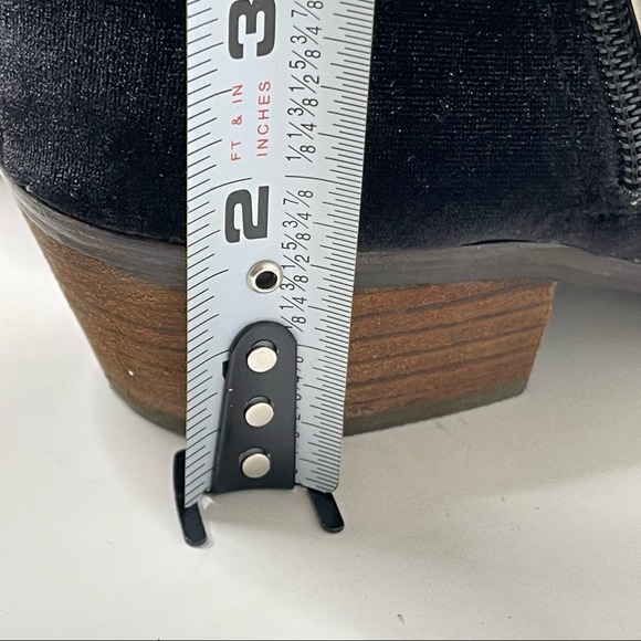 Very Volatile Black Velvet Ankle Boots Booties Sz 7.5 - Picture 8 of 11